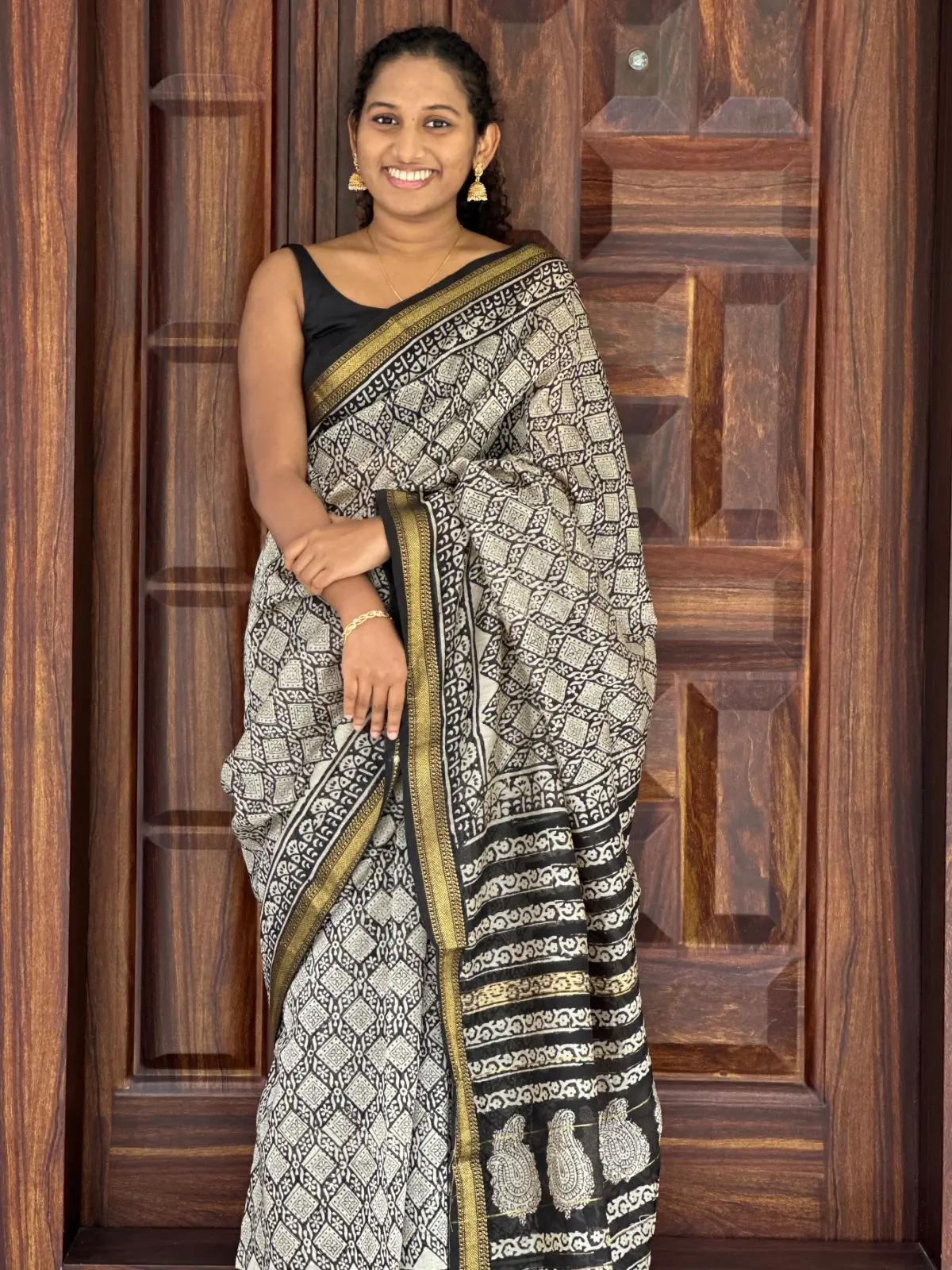 Black Hand Block Printed Maheshwari Silk Saree With Gold Zari Border Phm002 1
